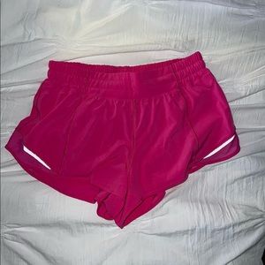 Lululemon hotty hot shirt 2.5 inch low rise in sonic pink